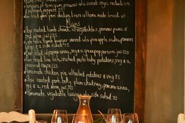 هتل Cafe Felix & Old Oak Manor