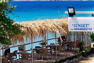 پانسیون Sunset Studios