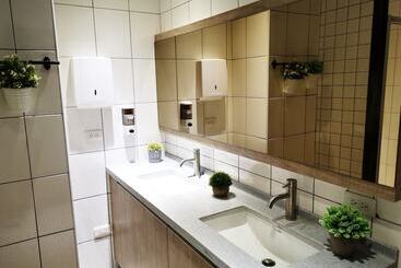 هاستل Bluewater Hotel Xpark Gloria Outlets Taoyuan Baseball Stadium