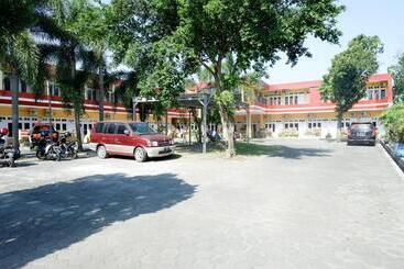 هتل Reddoorz Plus Near Stadion Wijaya Kusuma