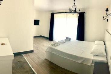 Victoria Hotel And Lounge