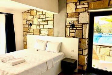 Victoria Hotel And Lounge