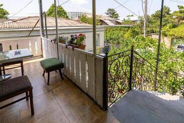 هاستل Tsera House