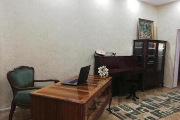 هاستل Tsera House