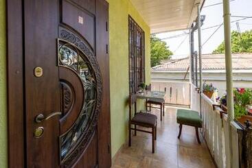 هاستل Tsera House