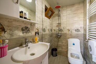 هاستل Tsera House