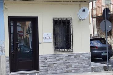 تختخواب و صبحانه Lutri Home