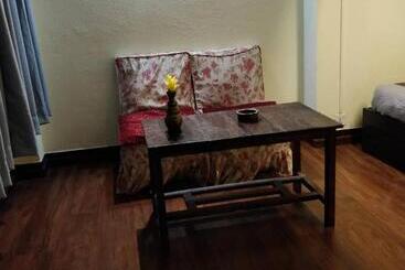 تختخواب و صبحانه Mani Homes
