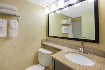 هتل Baymont By Wyndham Harrisburg