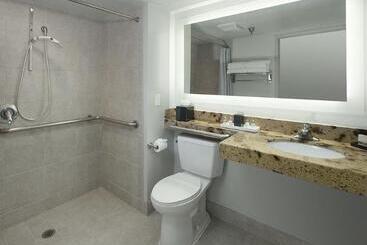 هتل Carlyle Inn