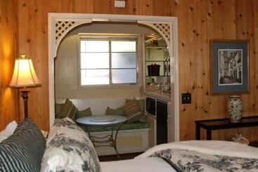 هتل Carmel Garden Inn