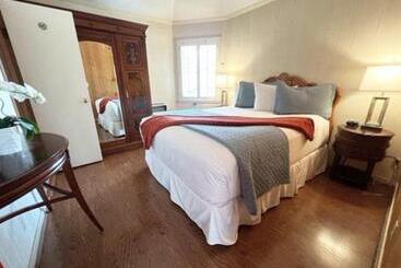 هتل Carmel Garden Inn