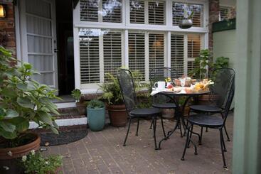 هتل Carmel Garden Inn
