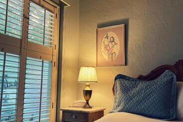 هتل Carmel Garden Inn