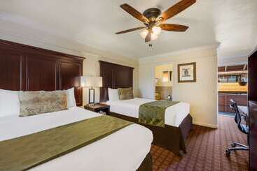 هتل Clarion Collection Carmel Oaks Inn