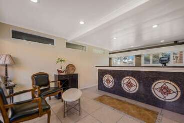 هتل Clarion Collection Carmel Oaks Inn