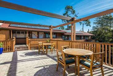 هتل Clarion Collection Carmel Oaks Inn
