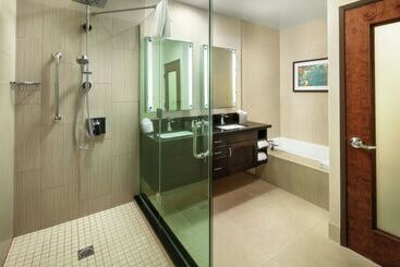 هتل Doubletree By Hilton Claremont