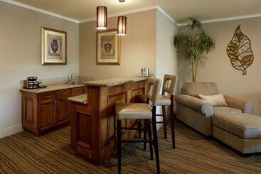 هتل Doubletree By Hilton Claremont