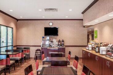 هتل Quality Inn Near Walden Galleria Mall