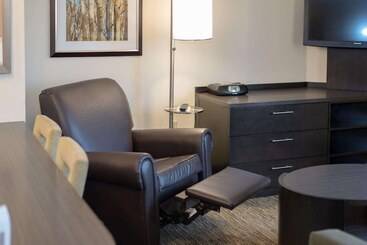 هتل Sonesta Simply Suites Cleveland North Olmsted Airport