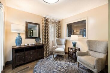 هتل Sonesta Simply Suites Hampton