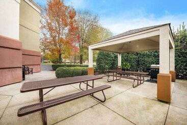 هتل Sonesta Simply Suites Huntsville Research Park