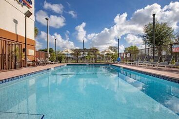 هتل Sonesta Simply Suites Miami Airport Doral