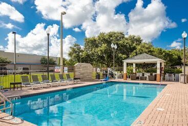 هتل Sonesta Simply Suites Miami Airport Doral