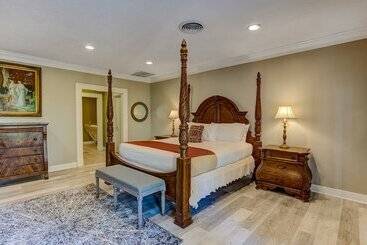 هتل The Inn At Cedar Grove