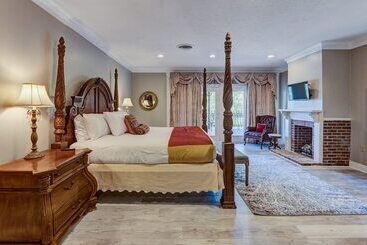 هتل The Inn At Cedar Grove