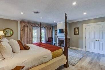 هتل The Inn At Cedar Grove