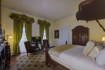 هتل The Inn At Cedar Grove