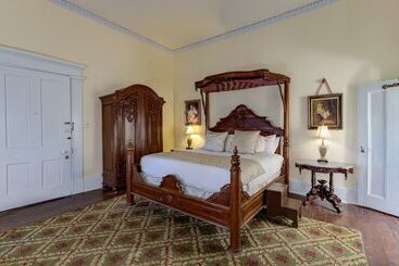 هتل The Inn At Cedar Grove