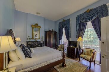هتل The Inn At Cedar Grove