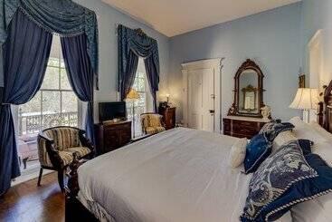 هتل The Inn At Cedar Grove