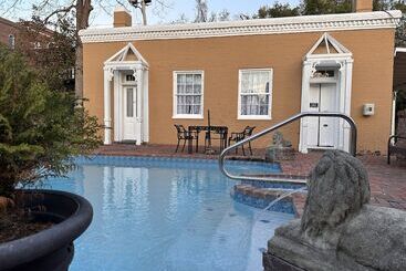 هتل The Inn At Cedar Grove