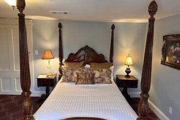 هتل The Inn At Cedar Grove