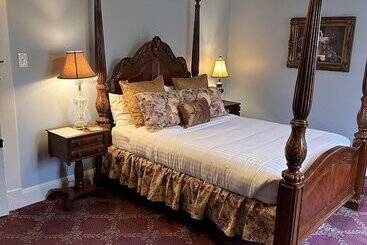 هتل The Inn At Cedar Grove