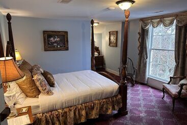 هتل The Inn At Cedar Grove