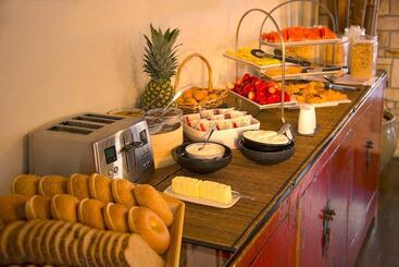هتل Tradewinds Carmel