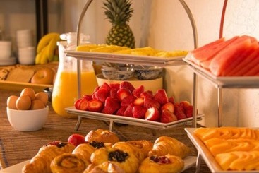 هتل Tradewinds Carmel