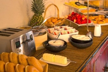 هتل Tradewinds Carmel