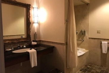 هتل Tradewinds Carmel