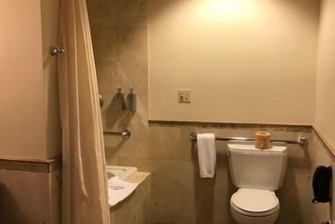 هتل Tradewinds Carmel