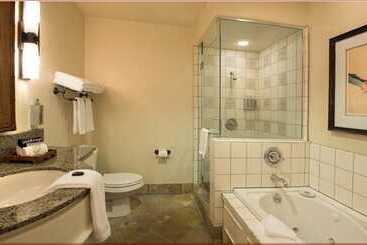 هتل Tradewinds Carmel