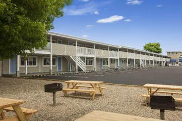 مُتل Days Inn By Wyndham Cape Cod