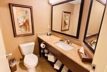 استراحتگاه Fourwinds Lakeside Inn & Marina