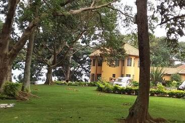 استراحتگاه The Estate Ebwerenga