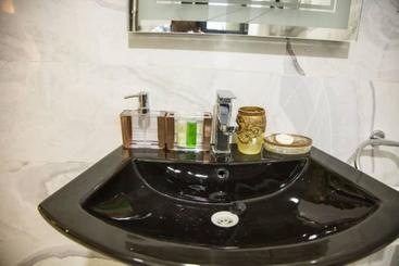 هتل Lushville  & Suites